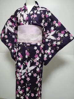 紺の地に、薄紫の紫陽花がほんのりと浮き立つ美しい注染めの浴衣です