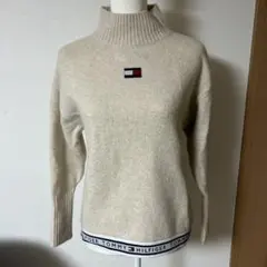 トミーヒルフィガー ハイネックニット クリーム色Mサイズ