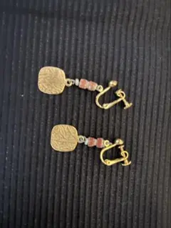 アンティーク風 イヤリング メッキゴールド ピンク系ストーン 揺れるタイプ