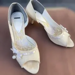 アイボリー オープントゥパンプス リボン付き