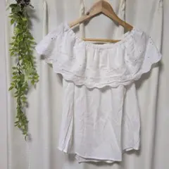 オフショルダー刺繍ホワイトトップス　美品