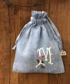 **新品**ハンドメイド花柄手刺繍*イニシャル巾着《ブルー》
