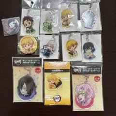 鬼滅の刃 アクリルキーホルダー 11個セット、文豪ストレイドックス缶バッチ＋1
