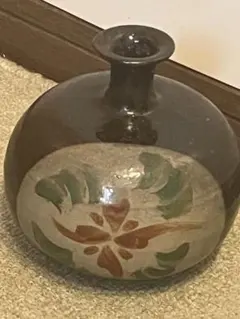 陶器製花瓶 ダークブラウン 花模様　丸いフォルムが可愛い