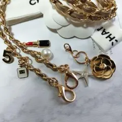 シャネル　ホリデー　ノベルティチャーム　ロングスマホホルダー