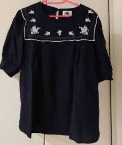 刺繍入りブラック半袖パイピングブラウス