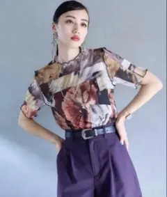 新品　HARE フラワーコラージュシアートップスのサムネイル