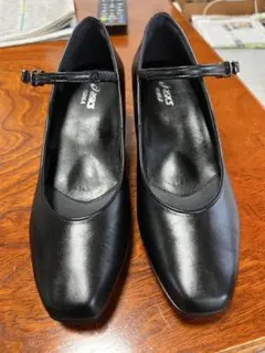 asics アシックス ストラップ付きブラックパンプス 中ヒール　艶◎ 美品2E