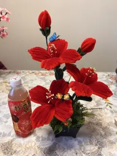 赤い布製人工花 アレンジメントのサムネイル