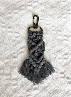 〈ハンドメイド〉グレーのマクラメ編みチャーム