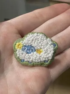 刺繍ブローチ　羊