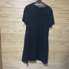 ブラック Vネック 半袖 ひざ丈ワンピース