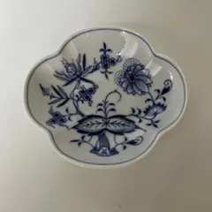 皿 白磁 古伊万里 獅子文様 染付 陽刻縁 牡丹 唐草 銘 明治 大正 イ号 皿 白磁 古伊万里 獅子文様 染付 陽刻縁 牡丹 唐草 銘 明治 大正 イ号