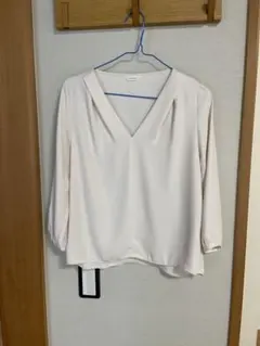 Te chichi テチチ　ブラウス　Vネック　クリーム色　M