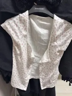 hollister 花柄ホワイト半袖シャツ