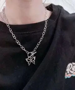 ネックレス　蝶　バタフライチャーム　　シルバーカラー　蝶モチーフ