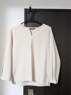 クリーム色 長袖シャツとパンツセット