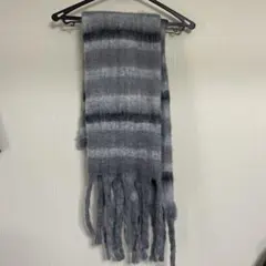 グレーとブラックのストライプマフラー