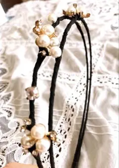 パールとクリスタルの黒いヘアバンドカチューシャキラキラ