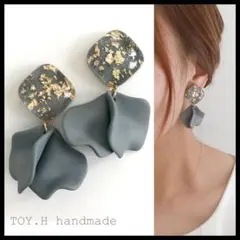 グレースクエア　グレー花びら　ハンドメイドピアス　イヤリング