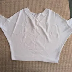 GU ホワイト Vネック 半袖ニット