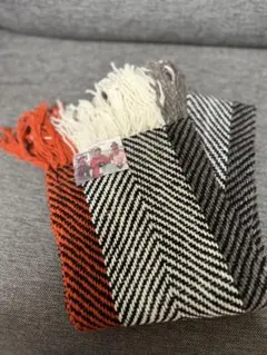 【新品未使用】ペルーニット 白黒ヘリンボーン柄とオレンジ色のフリンジ付きマフラー