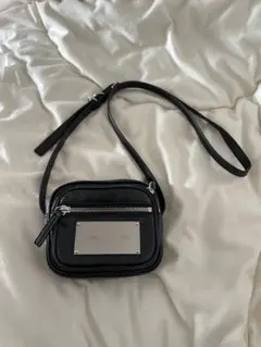 Matin Kim 黒のショルダーバッグ メタルプレート付き