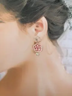 梅結びとガラスパールのノンホールピアス　水引　ピンク（ラメ）×ホワイト