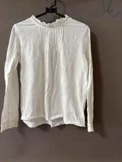 レース付きホワイト長袖トップス