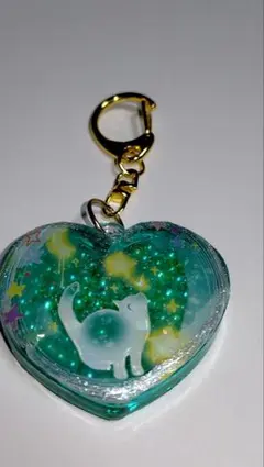 白猫のハートのシェイカーキーホルダー　レジン　ハンドメイド