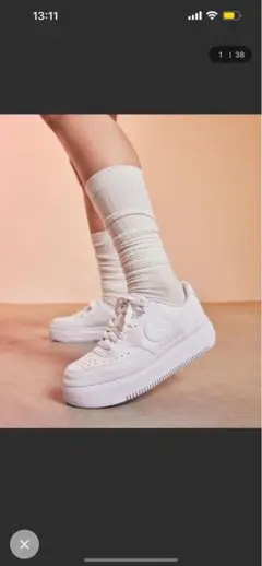 Nike Air Force 1 ホワイト ゴールドアクセント
