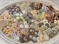 ベージュ系デザインのボタンセット㉔