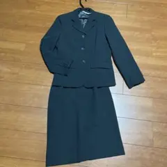 濃いグレー色のスーツです。卒業式や入学式に