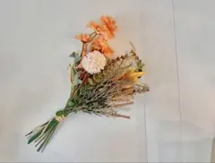 オレンジ色の造花ブーケ