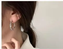 【シルバー】 ツイストフープピアス　韓国　シンプル　おしゃれ