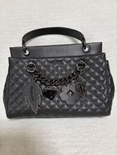 ❇︎美品　訳あり❇︎GUESS キルティング ハンドバッグ ブラック チャーム付のサムネイル