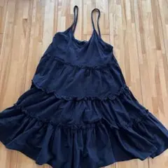 黒いフリル付きキャミワンピース