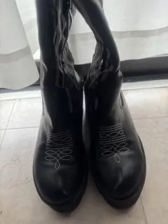 刺繍入り黒ブーツ