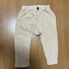 ベージュのパンツ（ボタン付き、ポケットあり）