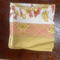 フェラガモシルク花柄スカーフ 約90cm x 90cm