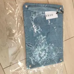 GUESS　ゲス　デニムクラッチバッグ　セカンドバッグ　パッチワーク　ブルー系のサムネイル