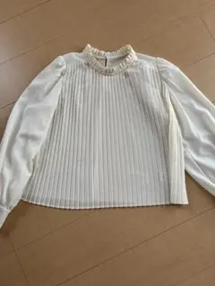 アイボリー フリル襟 プリーツブラウス