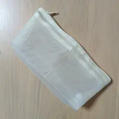 無印良品　メッシュ　ペンケース　マチあり　クリーム色のサムネイル