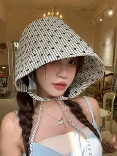 韓国バケットハット 白地に黒の小花柄