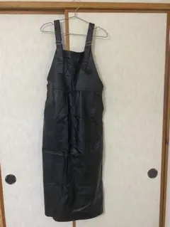 黒いサロペット・オーバーオール