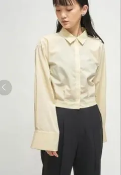 【emmi atelier】ワイドスリーブ短丈シャツのサムネイル