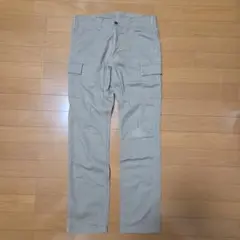 細身の ストレッチカーゴパンツ かベージュ　L
