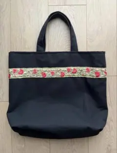 ハンドメイド　トートバッグ　刺繍　花　黒　マチ付