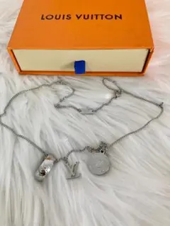 チョーカー　男女兼用　ネックレス　シルバー　三つ　LVロゴ