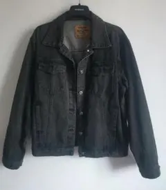 水洗い加工のブラックデニムジャケット